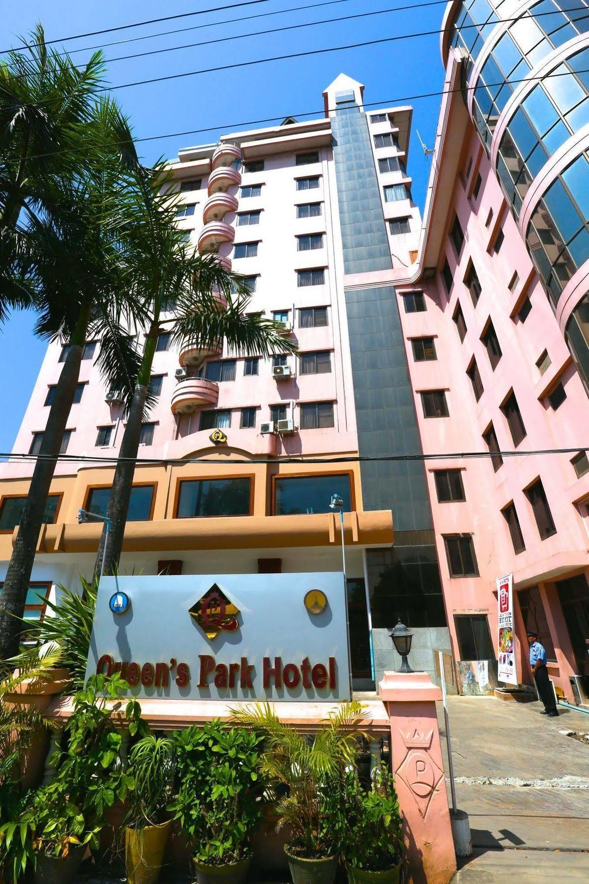 Hotel Queen's Park 3*
