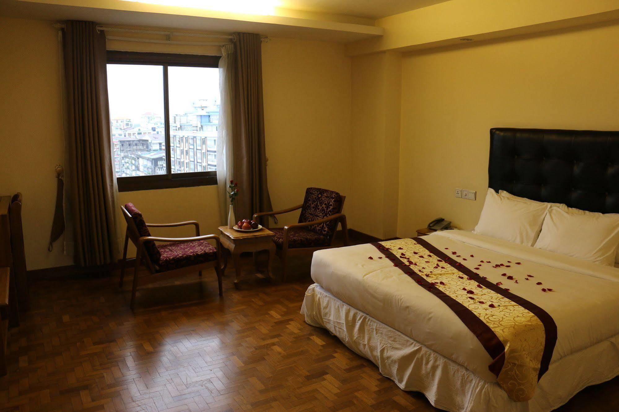 Hotel Queen's Park Yangon
