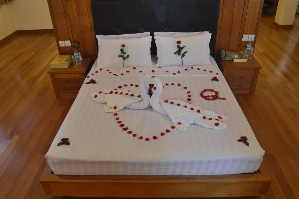 Queen's Park 3*