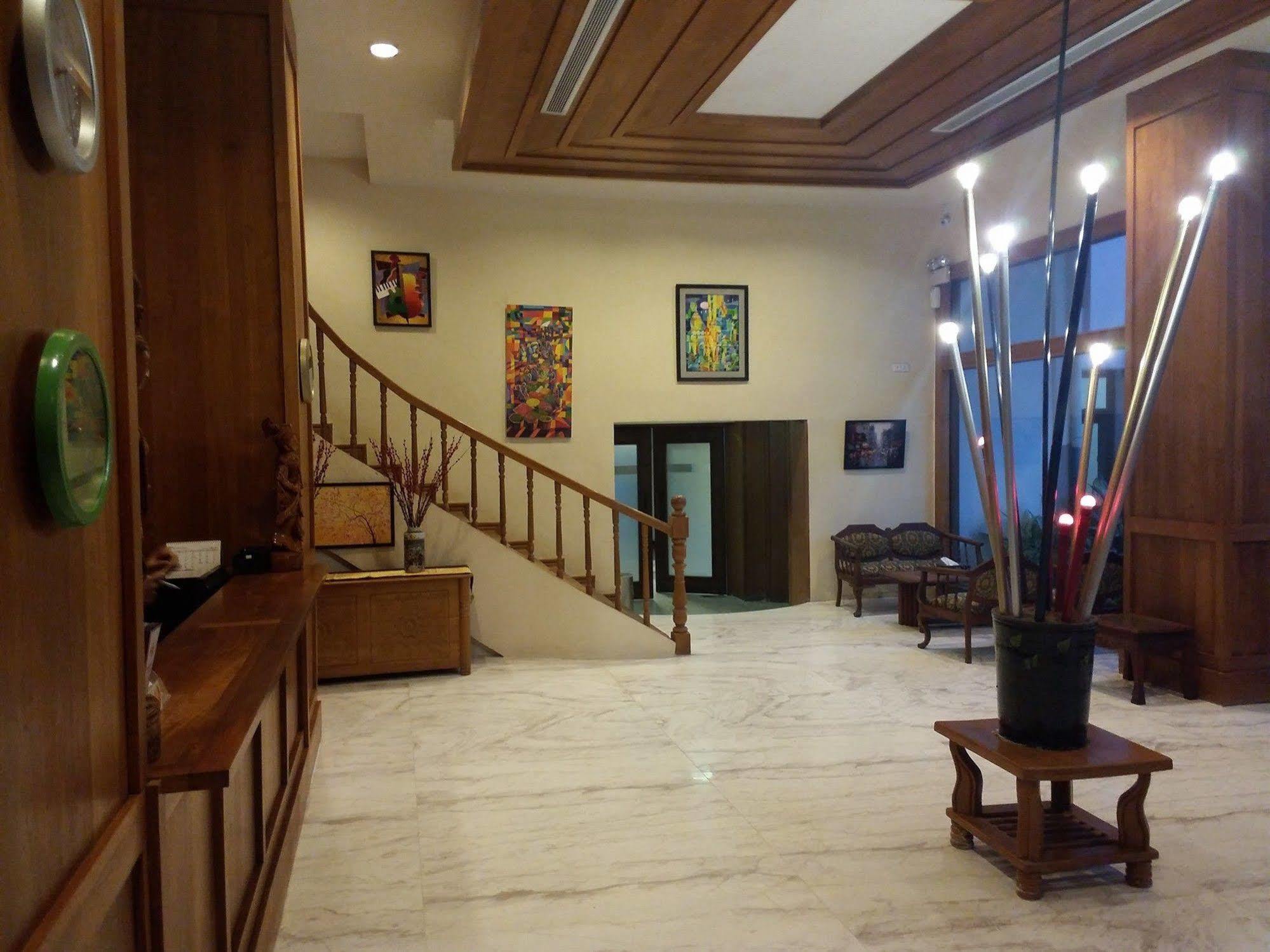 Hotel Queen's Park 3*